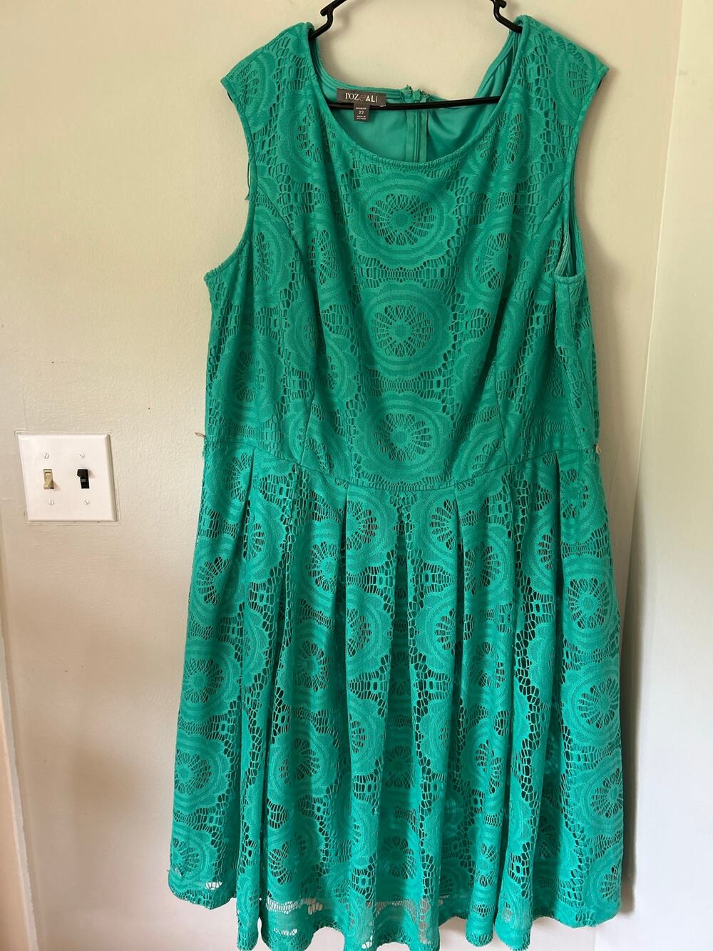 Roz & Ali Green Lace Fit- Flare Dress Sleeveless Crochet Style Scoop Neckline 22